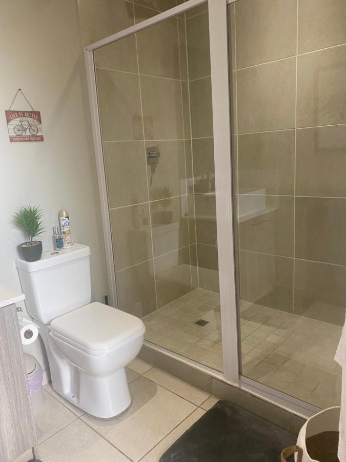 Lovely Rosebank 1-Bedroom Condo With Pool & Cinema 约翰内斯堡 外观 照片