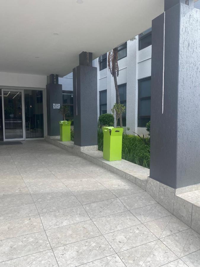Lovely Rosebank 1-Bedroom Condo With Pool & Cinema 约翰内斯堡 外观 照片