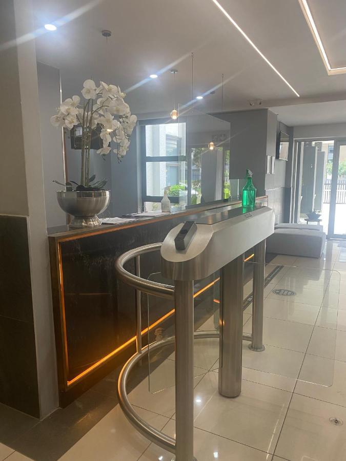 Lovely Rosebank 1-Bedroom Condo With Pool & Cinema 约翰内斯堡 外观 照片