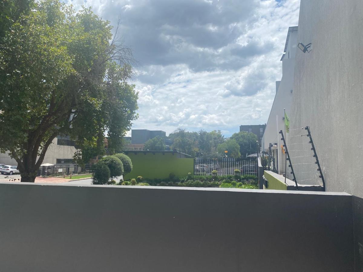 Lovely Rosebank 1-Bedroom Condo With Pool & Cinema 约翰内斯堡 外观 照片
