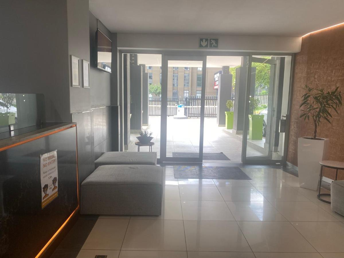 Lovely Rosebank 1-Bedroom Condo With Pool & Cinema 约翰内斯堡 外观 照片