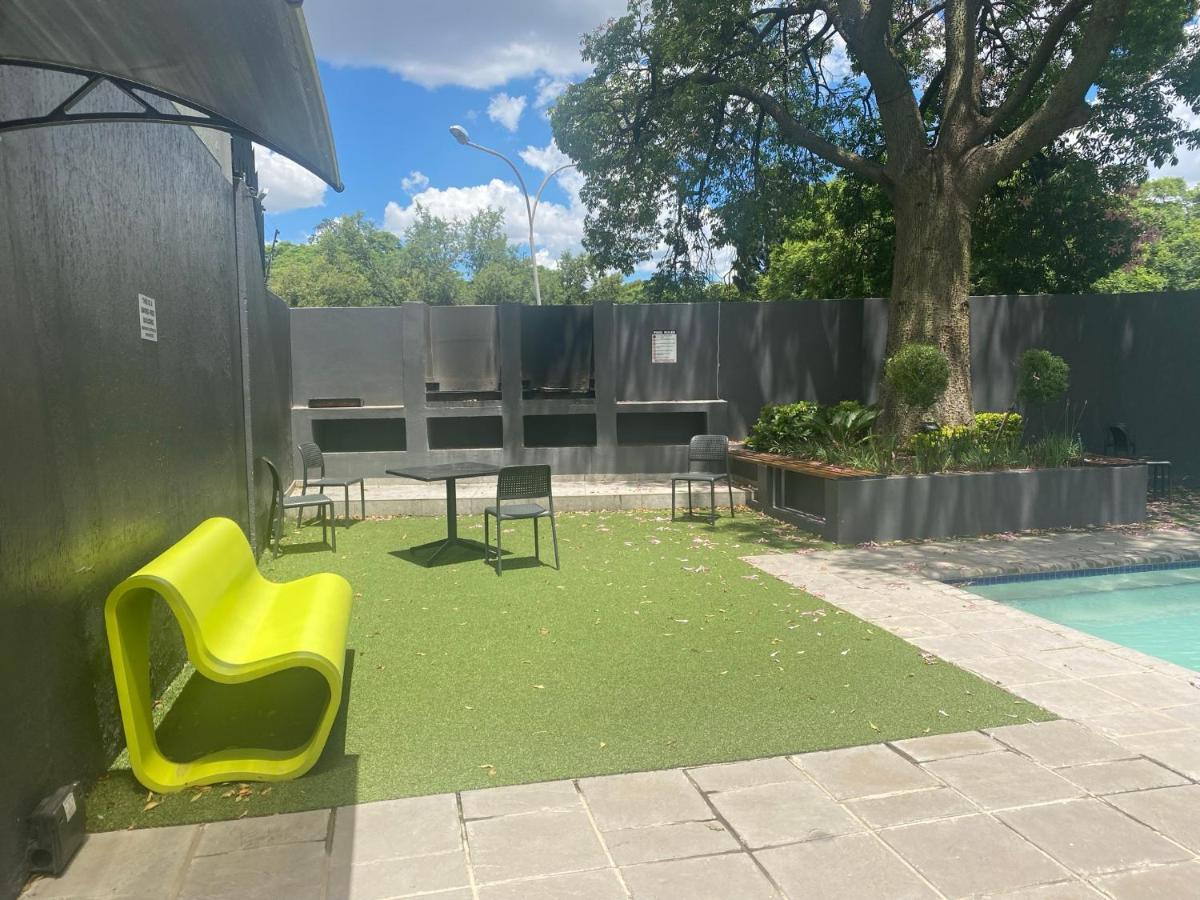 Lovely Rosebank 1-Bedroom Condo With Pool & Cinema 约翰内斯堡 外观 照片